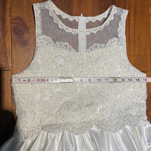 Wedding Dress Elegant White Lace bodice. Size small measurements in pics - Picture 7 of 11